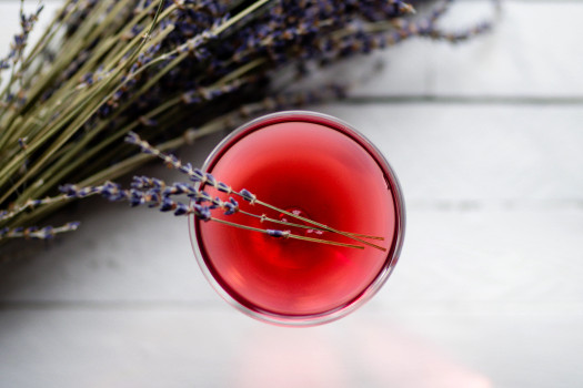 Comment utiliser les fleurs comestibles dans un cocktail